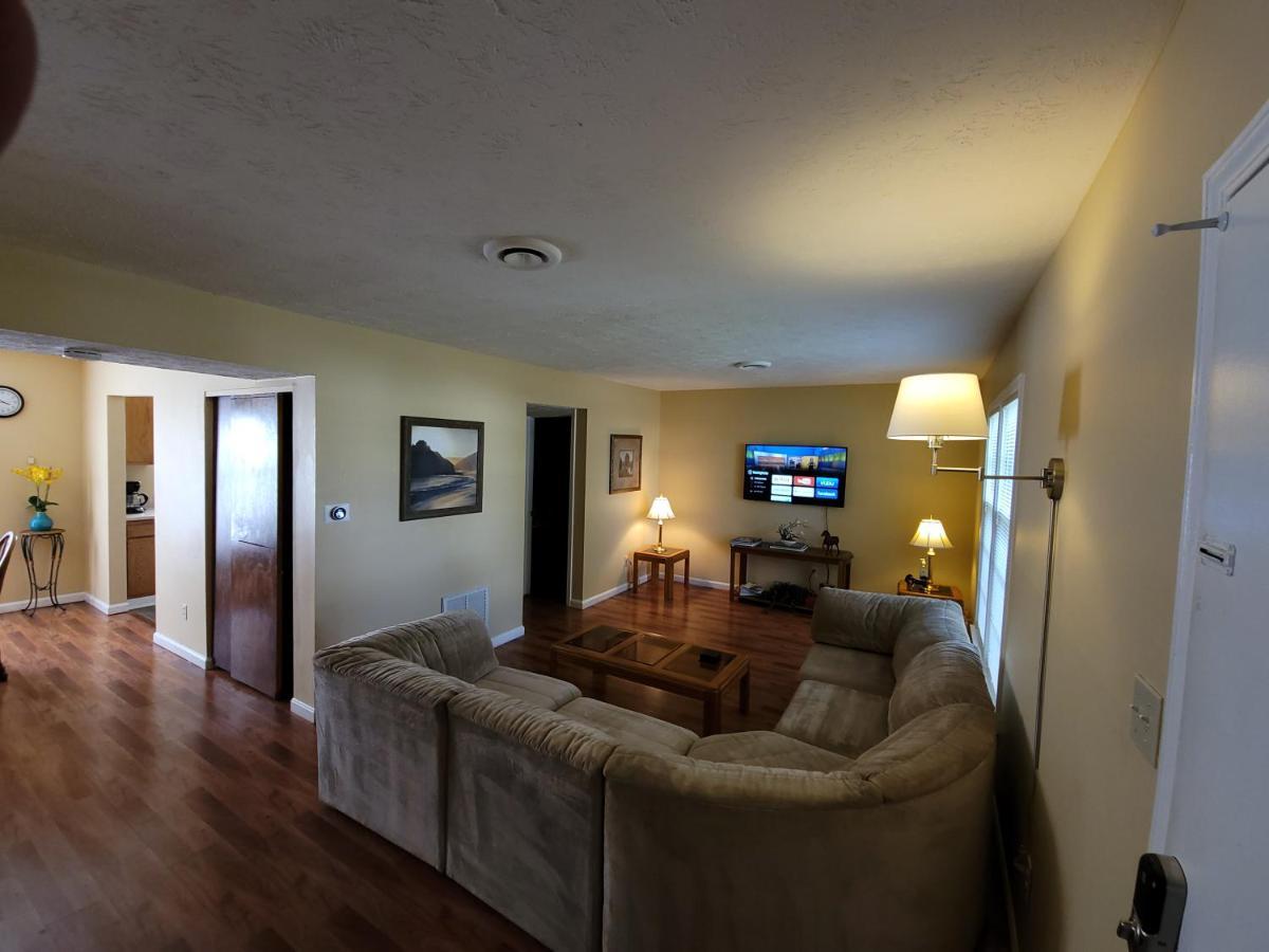 Cozy And Spacious-4 Bedrooms Townhouse Lexington Bagian luar foto